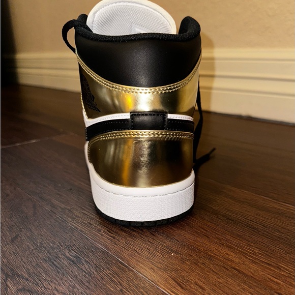 AIR JORDAN 1 Mid Metallic Gold DC1419-700 Size 10.5 - Picture 2 of 7